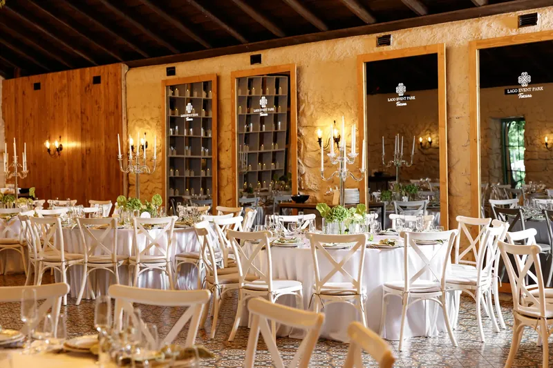 Sala Toscana aranjată de eveniment, mese albe și candelabre cu lumânări