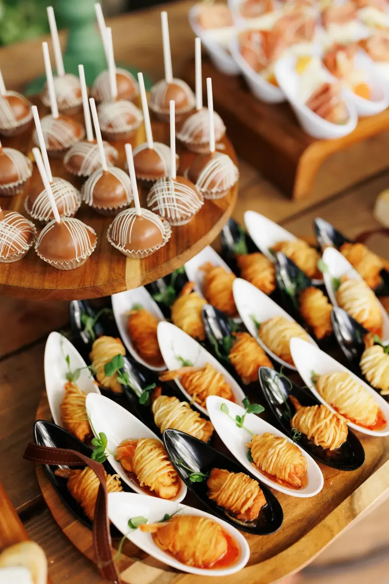 Cake pops de ciocolată și aperitive cu creveți în linguri de degustare
